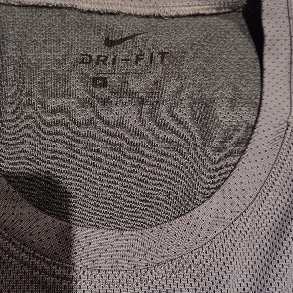 NIKE Dri Fit workout gym top shirt - Picture 5 of 5